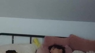 Homme trans se masturbe avec plusieurs jouets