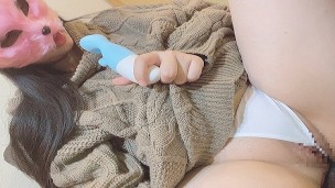 Chubby married woman’s knit clothes and thong masturbation